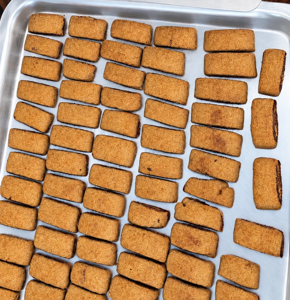 مقروطة غالية على صينية التقديم